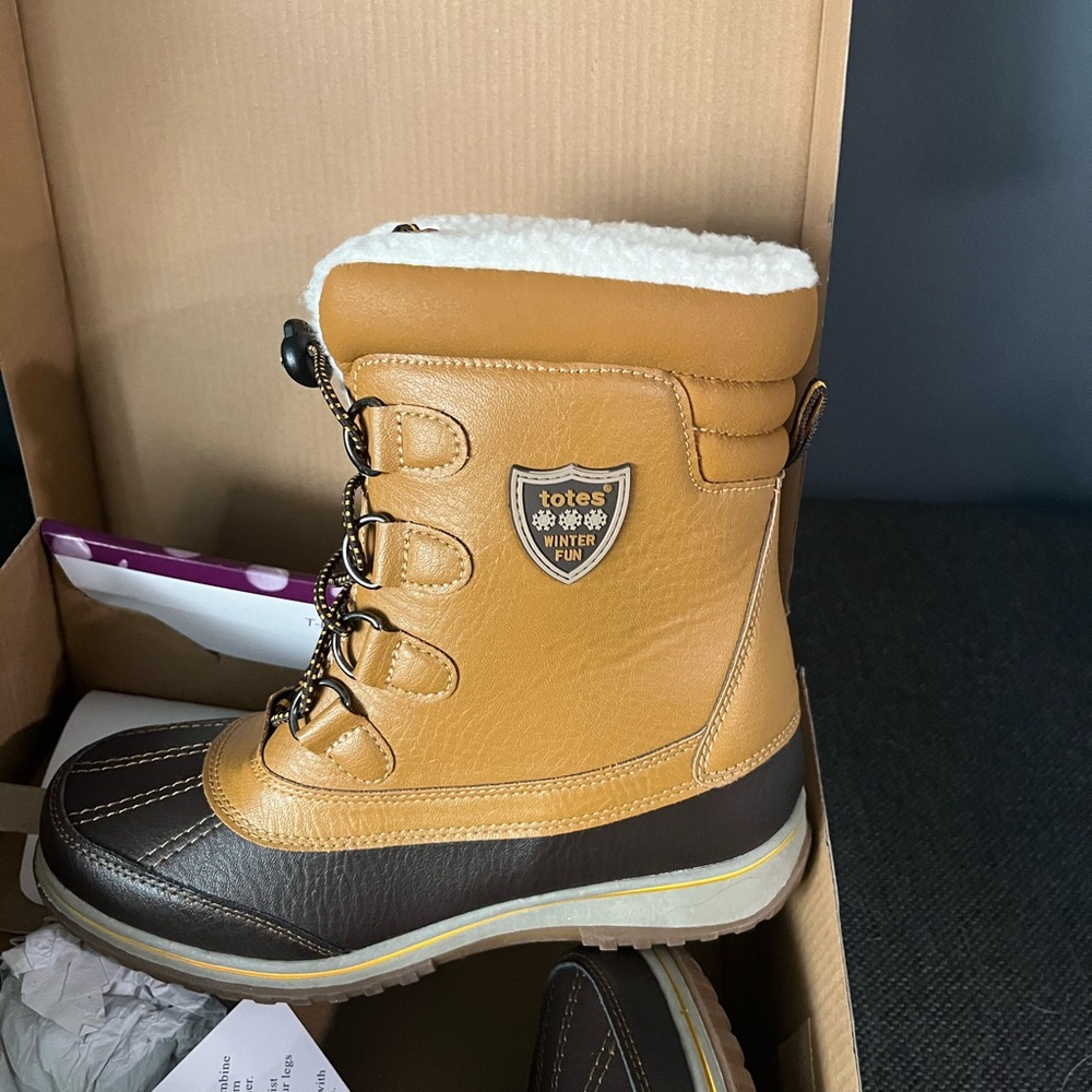 Totes Winter Fun Boots in Brown and Tan